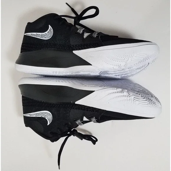 Nike Kyrie6 Flytrap Basketball Shoes Men size 10 Black White Sneakers DM1125 NEW